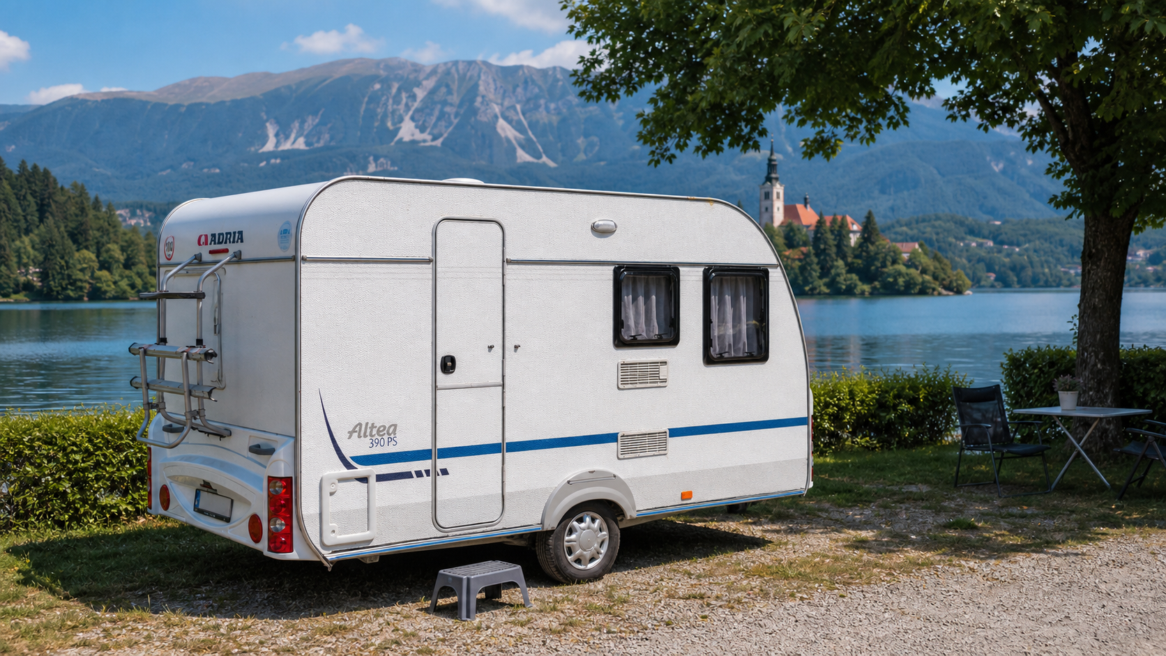 Karavan pri jazere Bled